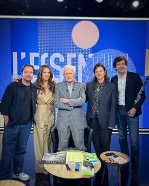 Elisa Tovati Instagram - On se retrouve samedi à 12h30 sur @c8lachaine dans l’émission « L’Essentiel » avec @philippelabro36 (très bien entourée) pour parler de mon album et de mes concerts au Festival d’Avignon off en juillet ! 📺😘

#ElisaFaitSonCinéma