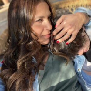 Elisa Tovati Instagram - Quelle semaine ! 🎢 C’était à la fois excitant et redouté avec le lancement de mon single « Sun », les premières répétitions pour les concerts, les promos... Le tout mélangé à ma vie perso et mon rôle de maman avec des enfants malades et plein d’imprévus. Un vrai rollercoaster émotionnel, mais je suis hyper heureuse de tout ce qui a été accompli ! J’ai hâte de vous présenter le concert à partir de juillet au festival d’Avignon puis après dans toute la France . J’espère que vous avez pris le temps d’écouter le nouveau single et de regarder le clip. J’apprécie toujours autant de vous lire, alors n’hésitez pas à m’envoyer des petits messages, pas trop longs, avec de l’humour, comme d’habitude. 💬✨🫢😘♥️

L’avenir s’annonce prometteur et rempli de surprises. Ensemble, continuons à avancer et à partager ces moments. Merci pour votre soutien sans faille ! 🌟
 (clip Sun disponible dans ma bio Instagram)