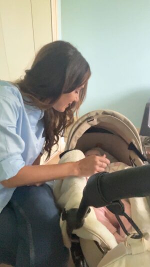 Elisa Tovati Instagram - Première répétition devant mon public le plus exigeant : le bébé de ma copine chanteuse(qui est partie sur scène, répétées….) ! 👶🎤 Heureusement, il semble apprécier mon nouveau titre... ou alors il rit de moi, difficile à dire 😂 En tout cas, prêt pour ce soir avec k6FM à 20h ! #Répétitions  #Concert #ElisaFaitSonCinémaMêmeDevantBébé #Sun