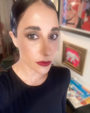 Elisa Zulueta Instagram - Me maquillo la @valentina.rojasmua (que fue remunerada por supuesto) / me vistió @javierajordan y me desvistió @pobrecabra #PremiosCaleuche #PerderOtroAñoMás #NuncaGanar
