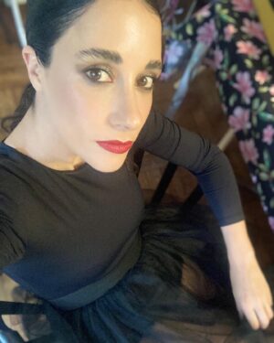Elisa Zulueta Instagram - Me maquillo la @valentina.rojasmua (que fue remunerada por supuesto) / me vistió @javierajordan y me desvistió @pobrecabra #PremiosCaleuche #PerderOtroAñoMás #NuncaGanar