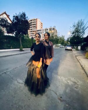 Elisa Zulueta Instagram - Me maquillo la @valentina.rojasmua (que fue remunerada por supuesto) / me vistió @javierajordan y me desvistió @pobrecabra #PremiosCaleuche #PerderOtroAñoMás #NuncaGanar