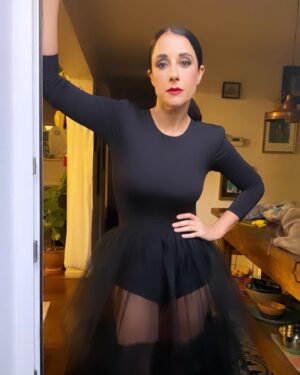 Elisa Zulueta Instagram - Me maquillo la @valentina.rojasmua (que fue remunerada por supuesto) / me vistió @javierajordan y me desvistió @pobrecabra #PremiosCaleuche #PerderOtroAñoMás #NuncaGanar