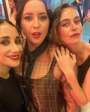 Elisa Zulueta Instagram - Me maquillo la @valentina.rojasmua (que fue remunerada por supuesto) / me vistió @javierajordan y me desvistió @pobrecabra #PremiosCaleuche #PerderOtroAñoMás #NuncaGanar