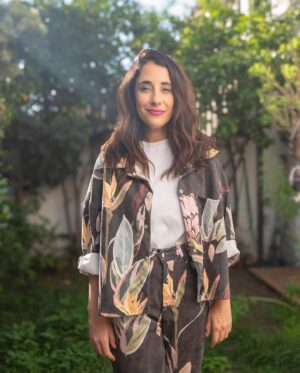 Elisa Zulueta Instagram - Esta entrevista la hizo @pilarsegoviai con mucho profesionalismo, cuidado y prudencia / Parece obvio pero no lo es / Las fotos las sacó @sergio.a.lopez  mientras tomábamos café y hablábamos de crianza / Los perros que salen ahí son Gary y Cirilo, muy importantes para nuestra familia / Ese libro es el “ratón morón” que hicimos con @virbujos y que amamos mucho / Me maquillaron para la teleserie y con ese maquillaje me fui a mi casa y me retoqué con factor solar con color. Gracias @mtaina_ y @jeannette_aldea / y la ropa es mía, que le compré a @upset_cl y que no es canje pero la nombró porque es hermoso su trabajo. Y mi familia que no sale en esta entrevista, pero está siempre conmigo… cuidándome y yo a ellos. Felipe, Vicente y Olimpia