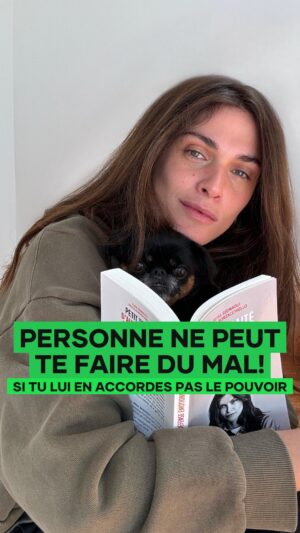 Elisa Sednaoui Instagram - Un extrait du « Petit Traité D’Auto-Défense Émotionnelle », un livre conçu pour soutenir les jeunes à partir de 11 ans, ainsi que leurs parents et éducateurs, à affronter les défis émotionnels quotidiens. Il se concentre notamment sur leur relation avec eux-mêmes et avec les autres. Un livre qui aide à renforcer l’estime de soi. et offrant des stratégies pour gérer les situations allant des moqueries à l’harcèlement. Achetez-le pour vous-même, vos enfants, ou toute personne qui en tirerait profit. @paolo.borzacchiello @editionsplon @alinagurdiel