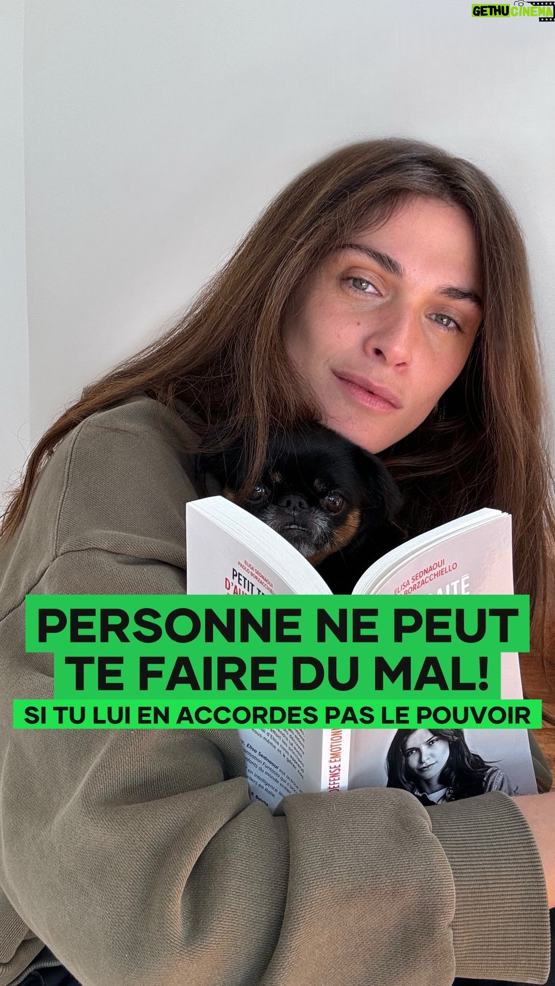 Elisa Sednaoui - 261 Likes - Un extrait du « Petit Traité D’Auto-Défense Émotionnelle », un livre conçu pour soutenir les jeunes à partir de 11 ans, ainsi que leurs parents et éducateurs, à affronter les défis émotionnels quotidiens. Il se concentre notamment sur leur relation avec eux-mêmes et avec les autres. Un livre qui aide à renforcer l’estime de soi. et offrant des stratégies pour gérer les situations allant des moqueries à l’harcèlement. Achetez-le pour vous-même, vos enfants, ou toute personne qui en tirerait profit. @paolo.borzacchiello @editionsplon @alinagurdiel