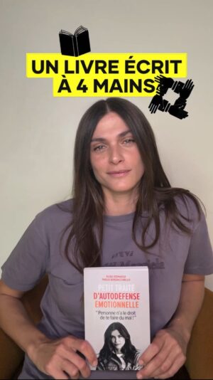 Elisa Sednaoui Instagram - Un livre écrit à quatre mains pour les jeunes et les adultes qui les entourent. On l’a écrit avec l’expert d’intelligence linguistique @paolo.borzacchiello 📕 Petit Traité D’Auto Défense Émotionnelle @editionsplon