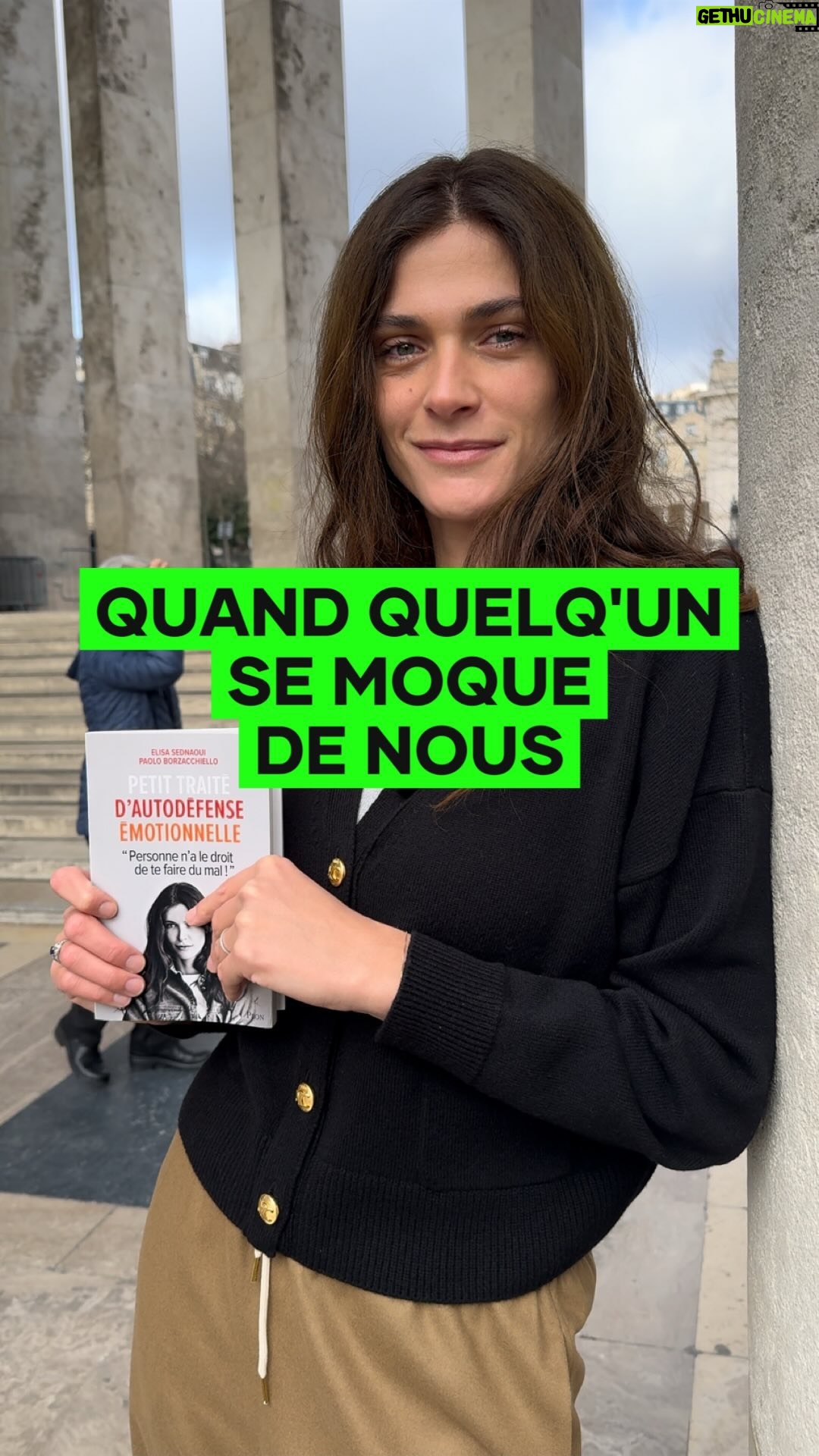 Elisa Sednaoui - 423 Likes - Un des buts du livre Petit Traité d’Autodéfense Émotionnelle est de rendre accessibles des techniques simples pour gérer les défis émotionnels quotidiens. Que l’on soit jeunes adolescents ou déjà adultes, c’est à nous de choisir de ne pas accorder aux autres le pouvoir de nous blesser. Les moqueries nous font du mal si nous croyons que ce qu’on nous dit est vrai. Grâce aux découvertes de la neuroscience appliquée à l’intelligence linguistique, construisons la qualité de vie que nous souhaitons. @paolo.borzacchiello @editionsplon @alinagurdiel