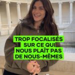 Elisa Sednaoui Instagram – Peut-être est-ce notre culture, celle de notre société ou de notre famille, qui nous apprend à focaliser davantage sur ce qui ne nous plaît pas en nous-mêmes. Peut-être est-ce le mélange de notre acquis et de notre personnalité innée. Et si dès le plus jeune âge, on apprenait à reconnaître et à apprécier ce que l’on aime en nous-mêmes aussi ? Peut-être que la qualité de notre vie intérieure et de nos interactions serait améliorée. 📕 Petit Traité D’Autodéfense Émotionnelle qu’on à co-écrit avec @paolo.borzacchiello publié par @editionsplon