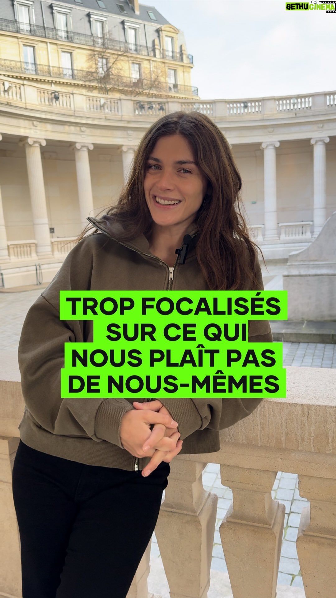 Elisa Sednaoui - 467 Likes - Peut-être est-ce notre culture, celle de notre société ou de notre famille, qui nous apprend à focaliser davantage sur ce qui ne nous plaît pas en nous-mêmes. Peut-être est-ce le mélange de notre acquis et de notre personnalité innée. Et si dès le plus jeune âge, on apprenait à reconnaître et à apprécier ce que l’on aime en nous-mêmes aussi ? Peut-être que la qualité de notre vie intérieure et de nos interactions serait améliorée. 📕 Petit Traité D’Autodéfense Émotionnelle qu’on à co-écrit avec @paolo.borzacchiello publié par @editionsplon