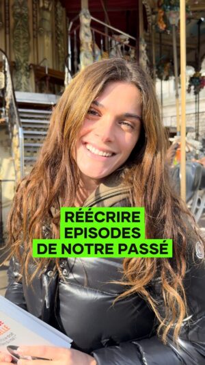 Elisa Sednaoui Instagram - Nous avons toujours le choix de raconter les épisodes douloureux de notre passé avec de nouveaux mots, des mots qui placent le vécu dans une perspective différente. Cette activité est l’une des 10 approches cognitivo-comportementales 🧠❤️présentées à la fin du livre pour mettre en pratique ce que l’on apprend à la lecture. 📕Petit Traité D’Autodéfense Émotionnelle, que j’ai co-écrit avec @paolo.borzacchiello, publié par @editionsplon. Personne n’a le droit de nous faire du mal, si on lui en accorde pas le pouvoir.