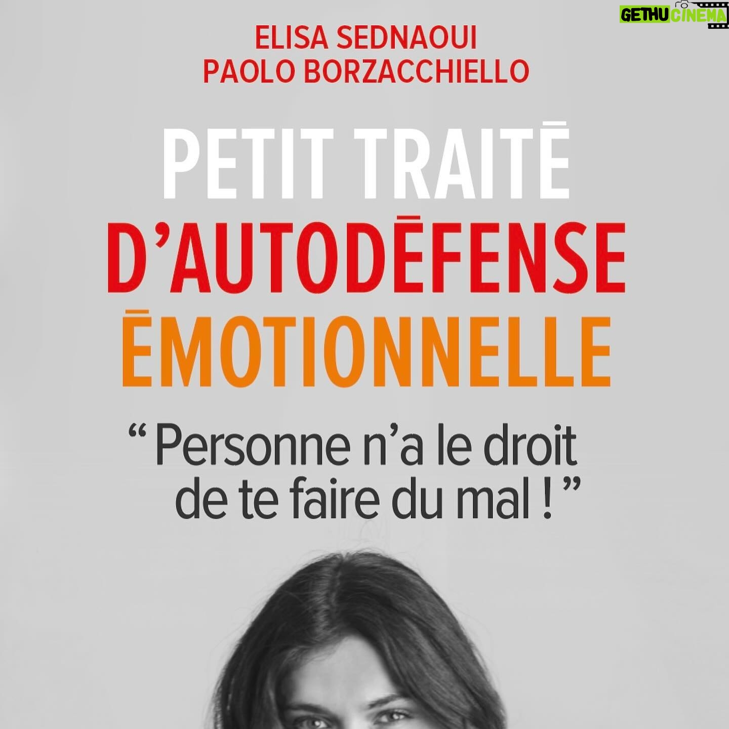Elisa Sednaoui - 657 Likes - Le livre arrive 🎈Et il est dédié à vous, les jeunes qui avez besoin d’un coup de main, car parfois la vie est vraiment trop compliquée.
Dédié à vous les jeunes qui ne vous êtes pas encore trouvés et qui n’avez pas encore découvert quel est le « bon chemin », s’il en existe un.
Dédié à nous tous, les « grands » qui souhaitons mieux communiquer avec nos enfants. Nous qui faisons de notre mieux mais malgré tout, parfois, n’y arrivons pas.
Dédié également à nous les « grands » qui nous retrouvons chaque jour confrontés à ces défis qui, en fin de compte, sont les défis qui nous concernent tous : se sentir mieux dans notre peau, empêcher aux autres de nous blesser, gagner en confiance, faire ce qui fait battre notre cœur, et avoir le courage d’être nous mêmes.
Et enfin, dédié à nous tous, qui connaissons bien le goût de la poussière après une chute. Nous qui faisons de notre mieux chaque jour pour partager les leçons apprises, et montrer ce qui est possible avec les bons outils à disposition.
Dès le 25 Janvier, en librairie et en ligne. Version ebook et livre audio à venir @editionsplon
Merci @julien_civange @veroniquerampazzo d’avoir rendu ce livre possible (et pour la photo).