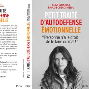 Elisa Sednaoui Instagram - Le livre arrive 🎈Et il est dédié à vous, les jeunes qui avez besoin d’un coup de main, car parfois la vie est vraiment trop compliquée. 

Dédié à vous les jeunes qui ne vous êtes pas encore trouvés et qui n’avez pas encore découvert quel est le « bon chemin », s’il en existe un.

Dédié à nous tous, les « grands » qui souhaitons mieux communiquer avec nos enfants. Nous qui faisons de notre mieux mais malgré tout, parfois, n’y arrivons pas.

Dédié également à nous les « grands » qui nous retrouvons chaque jour confrontés à ces défis qui, en fin de compte, sont les défis qui nous concernent tous : se sentir mieux dans notre peau, empêcher aux autres de nous blesser, gagner en confiance, faire ce qui fait battre notre cœur, et avoir le courage d’être nous mêmes.

Et enfin, dédié à nous tous, qui connaissons bien le goût de la poussière après une chute. Nous qui faisons de notre mieux chaque jour pour partager les leçons apprises, et montrer ce qui est possible avec les bons outils à disposition.

Dès le 25 Janvier, en librairie et en ligne. Version ebook et livre audio à venir  @editionsplon 

Merci @julien_civange @veroniquerampazzo d’avoir rendu ce livre possible (et pour la photo).