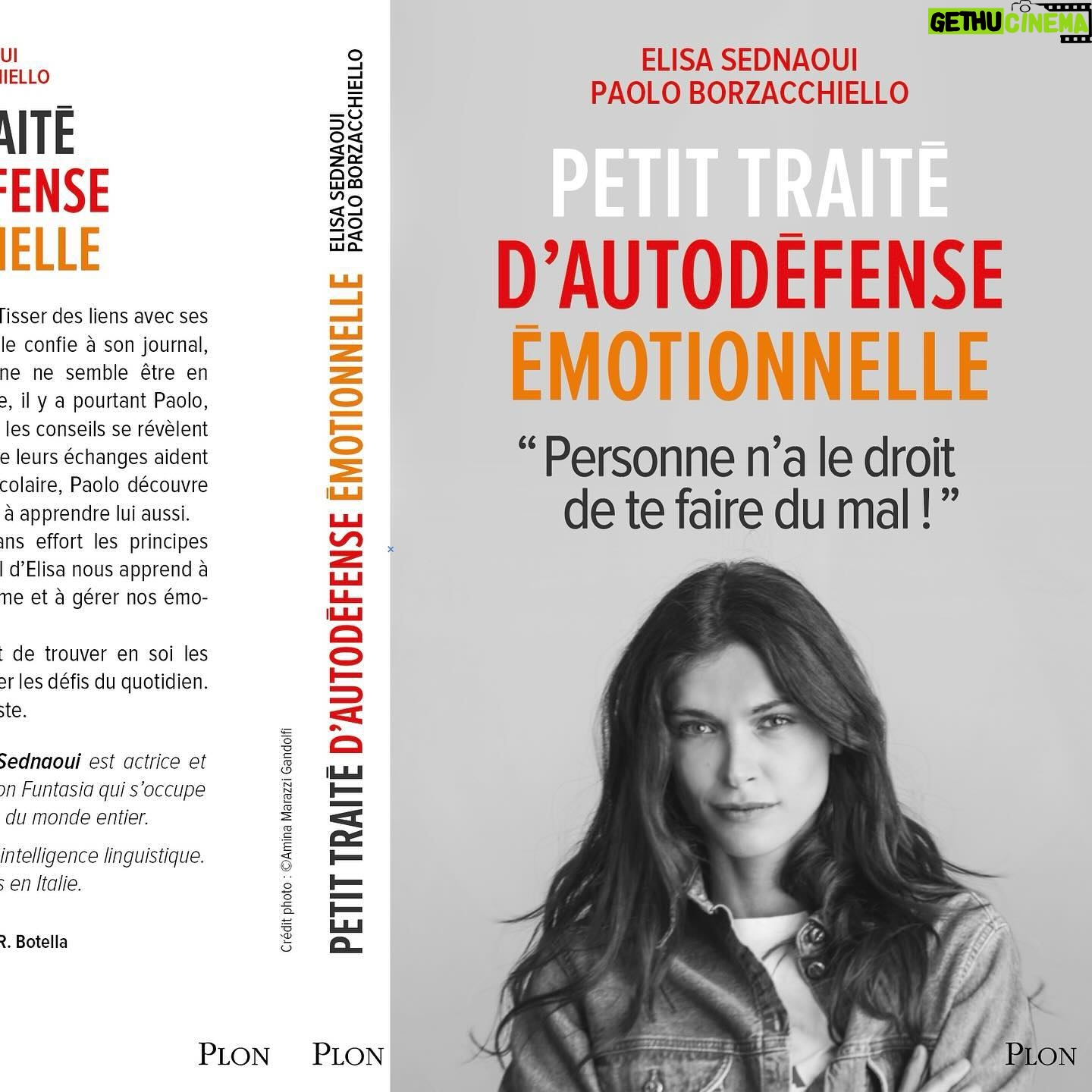 Elisa Sednaoui - 657 Likes - Le livre arrive 🎈Et il est dédié à vous, les jeunes qui avez besoin d’un coup de main, car parfois la vie est vraiment trop compliquée.
Dédié à vous les jeunes qui ne vous êtes pas encore trouvés et qui n’avez pas encore découvert quel est le « bon chemin », s’il en existe un.
Dédié à nous tous, les « grands » qui souhaitons mieux communiquer avec nos enfants. Nous qui faisons de notre mieux mais malgré tout, parfois, n’y arrivons pas.
Dédié également à nous les « grands » qui nous retrouvons chaque jour confrontés à ces défis qui, en fin de compte, sont les défis qui nous concernent tous : se sentir mieux dans notre peau, empêcher aux autres de nous blesser, gagner en confiance, faire ce qui fait battre notre cœur, et avoir le courage d’être nous mêmes.
Et enfin, dédié à nous tous, qui connaissons bien le goût de la poussière après une chute. Nous qui faisons de notre mieux chaque jour pour partager les leçons apprises, et montrer ce qui est possible avec les bons outils à disposition.
Dès le 25 Janvier, en librairie et en ligne. Version ebook et livre audio à venir @editionsplon
Merci @julien_civange @veroniquerampazzo d’avoir rendu ce livre possible (et pour la photo).