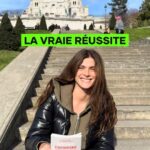 Elisa Sednaoui Instagram – Qu’est-ce que la « réussite » pour vous ? Nous abordons ce sujet et d’autres réflexions destinées aux jeunes dès 11 ans, à leurs parents, et également aux adultes. 
📕Découvrez “Petit Traité d’Autodéfense Émotionnelle”, que j’ai co-écrit avec @paolo.borzacchiello et publié par @editionsplon.