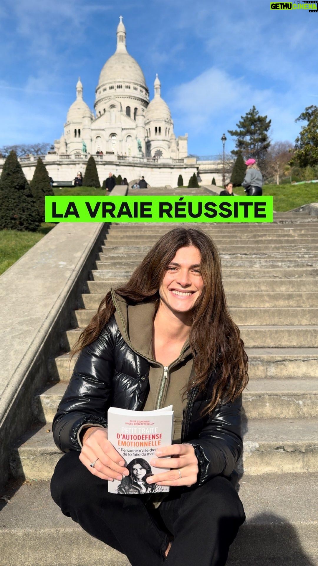 Elisa Sednaoui - 338 Likes - Qu’est-ce que la « réussite » pour vous ? Nous abordons ce sujet et d’autres réflexions destinées aux jeunes dès 11 ans, à leurs parents, et également aux adultes.
📕Découvrez “Petit Traité d’Autodéfense Émotionnelle”, que j’ai co-écrit avec @paolo.borzacchiello et publié par @editionsplon.