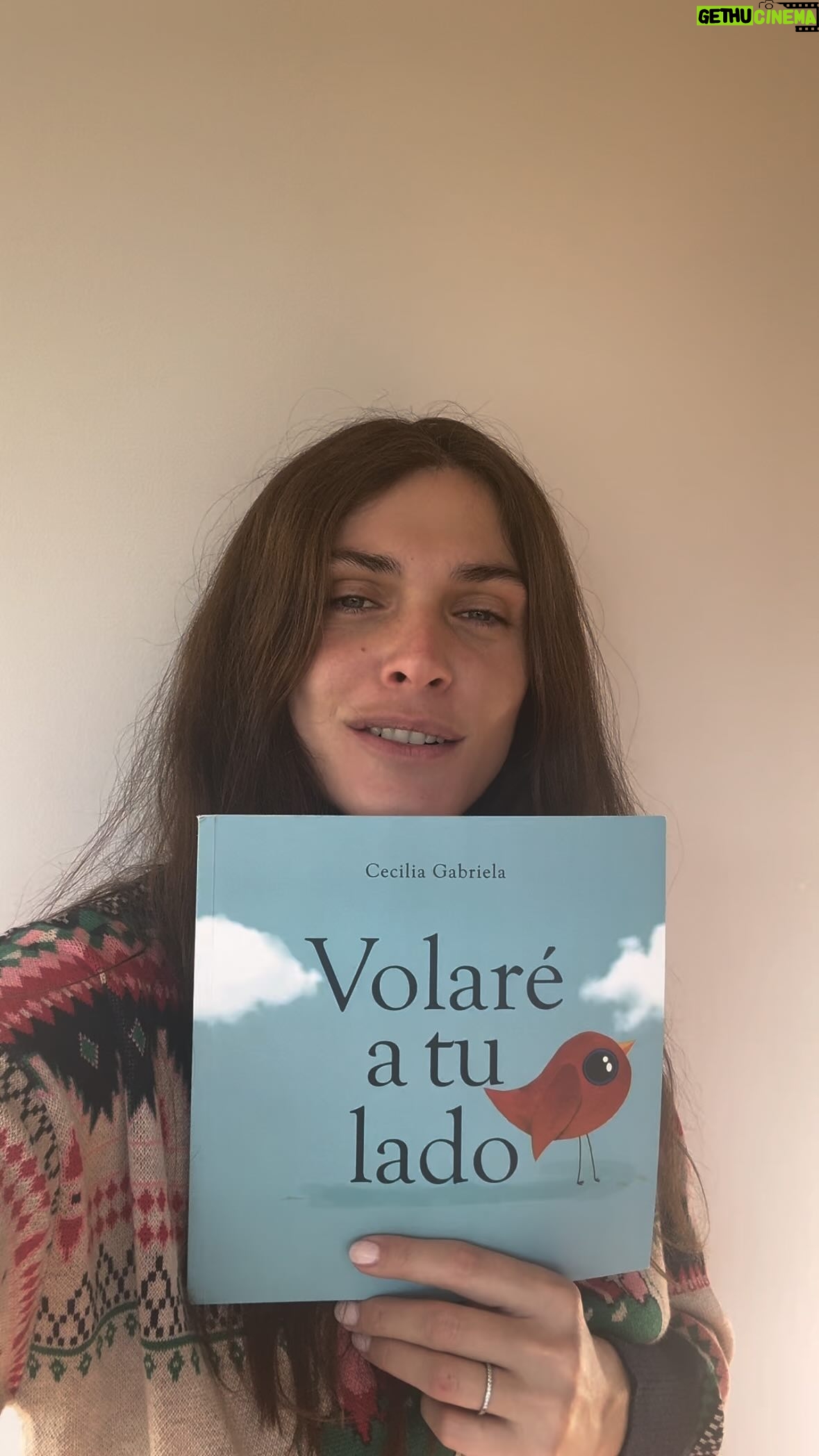 Elisa Sednaoui - 288 Likes - Un libro escrito con corazón, alma y talento para hablar sobre la experiencia de perder a quienes queremos, ideal para niños y todos nosotros. Felicidades, @cegabrielasabu, por tu espíritu creativo, por idear esta historia nacida de tu experiencia con la pérdida y el dolor, por dibujarla con tanta habilidad y por mantener el enfoque en el proyecto hasta su publicación. Apoyamos a artistas jóvenes y compramos ese libro aquí: https://pendulo.com/libro/volare-a-tu-lado_439858. El link también está en mis historias. ¡Feliz último día del año