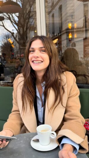 Elisa Sednaoui Instagram - Un manuel, un outil à offrir aux jeunes adolescents à partir de 11 ans, pour les aider à surmonter les défis émotionnels quotidiens, jusqu’aux moments difficiles et compliquées. Parce que personne ne peut nous faire du mal si on leur accorde pas le pouvoir. @editionsplon @paolo.borzacchiello @alinagurdiel #compétencesdevie