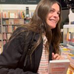 Elisa Sednaoui Instagram - Le livre est enfin disponible en librairie. Je suis à la FNAC Montparnasse là et j’avoue que c’est plutôt émouvant, après le travail que c’est de le « rendre existant », de le voir ici. Il s’agit d’un manuel, un outil de développement personnel, dédiés aux jeunes adolescents, pour les aider à gérer les défis émotionnels quotidiens, et à surmonter des moments difficiles et compliquées. Le livre que j’aurais souhaité pouvoir lire quand j’étais petite et qui me sert encore aujourd’hui. Bonne lecture et écrivez-moi après l’avoir lu.