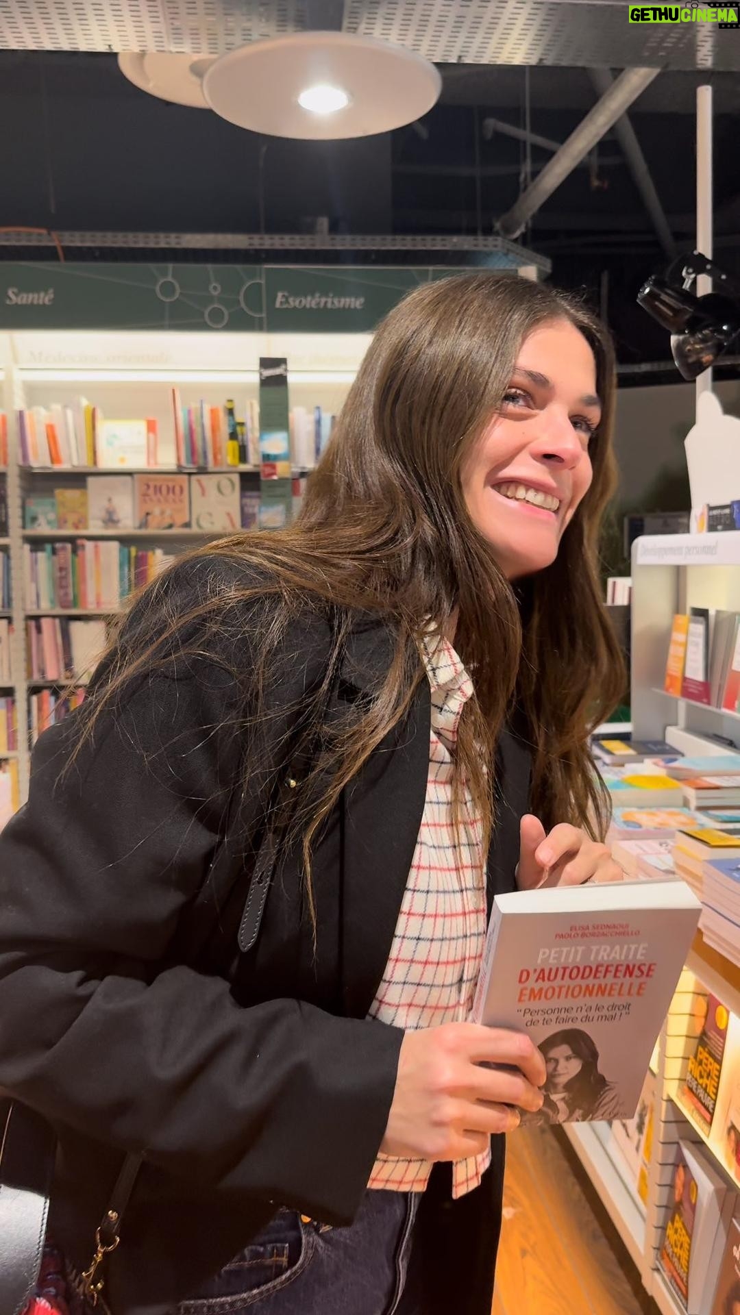 Elisa Sednaoui - 1.9K Likes - Le livre est enfin disponible en librairie. Je suis à la FNAC Montparnasse là et j’avoue que c’est plutôt émouvant, après le travail que c’est de le « rendre existant », de le voir ici. Il s’agit d’un manuel, un outil de développement personnel, dédiés aux jeunes adolescents, pour les aider à gérer les défis émotionnels quotidiens, et à surmonter des moments difficiles et compliquées. Le livre que j’aurais souhaité pouvoir lire quand j’étais petite et qui me sert encore aujourd’hui. Bonne lecture et écrivez-moi après l’avoir lu.
