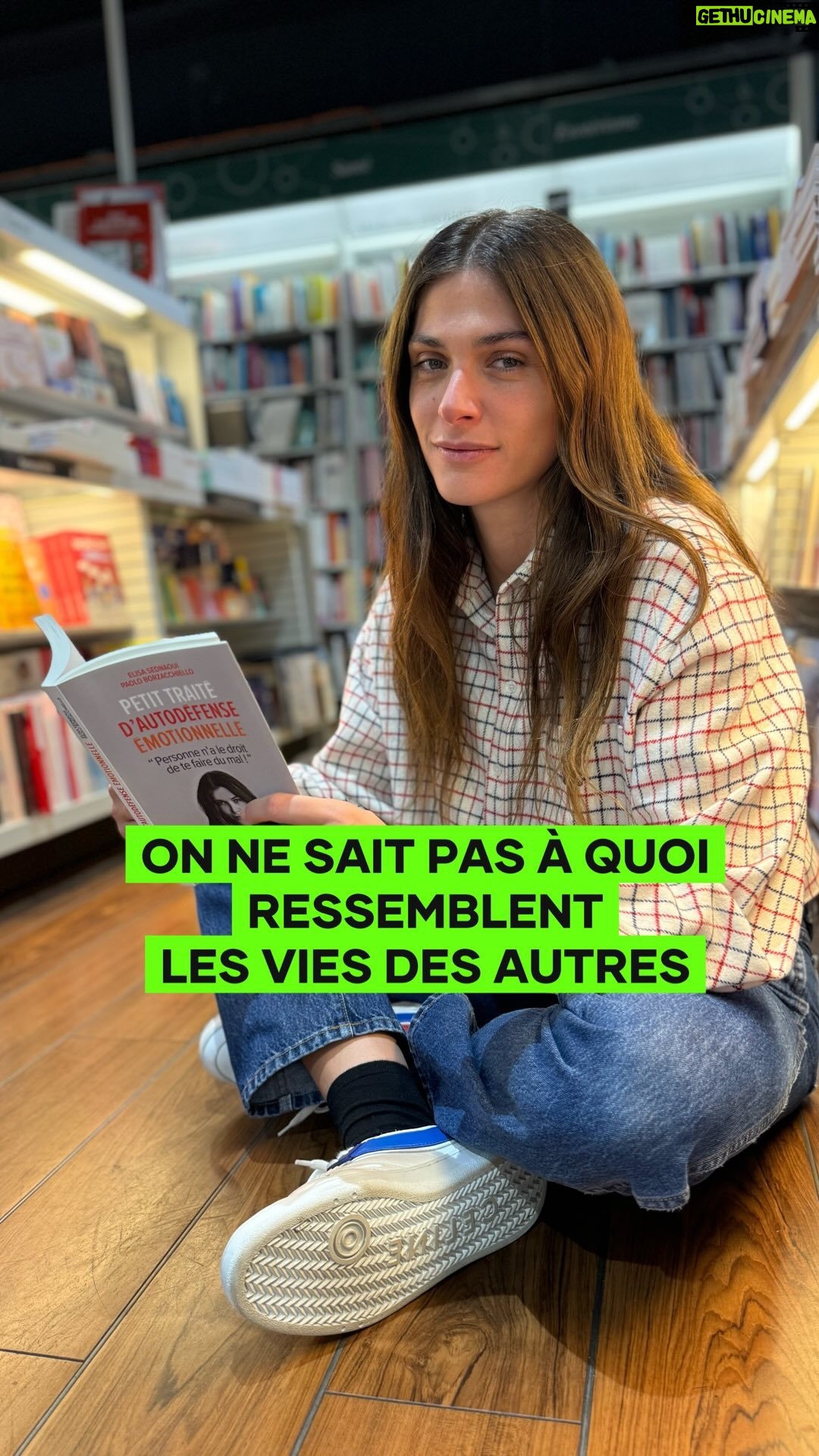 Elisa Sednaoui - 307 Likes - Nous avons tendance à supposer ce que les autres vivent ou ce qu’ils ont vécu. La vérité, c’est qu’on voit ce qu’on veut voir, mais on ne connaît pas vraiment la réalité. On voit des gens qui ont l’air plus heureux que nous, mais on ignore s’ils le sont réellement. On ne peut pas savoir à quoi ressemblent les vies des autres, ni ce qu’il y a dans leur tête. En collaboration avec @paolo.borzacchiello, expert en intelligence linguistique, nous pensons qu’offrir aux jeunes des outils pour mieux comprendre les émotions et les nuances du langage pourrait transformer significativement leur façon de vivre. En permettant peu à peu à ces pratiques de prendre racine, nous pourrions créer un monde plus accueillant, où les suppositions laissent place à l’empathie et à la compassion. Cette transformation pourrait rendre la vie plus douce et enrichir nos connexions, les rendant plus profondes et satisfaisantes. La jalousie, vue sous cet angle, devient un défi surmontable, en prenant conscience de nos propres atouts, forces, et obstacles. L’apprentissage de l’écoute active et la reconnaissance de la vulnérabilité comme une force peuvent être des clés majeures dans ce voyage vers une compréhension mutuelle plus authentique. 📕 « Petit Traité D’Autodéfense Émotionnelle » publié par @editionsplon