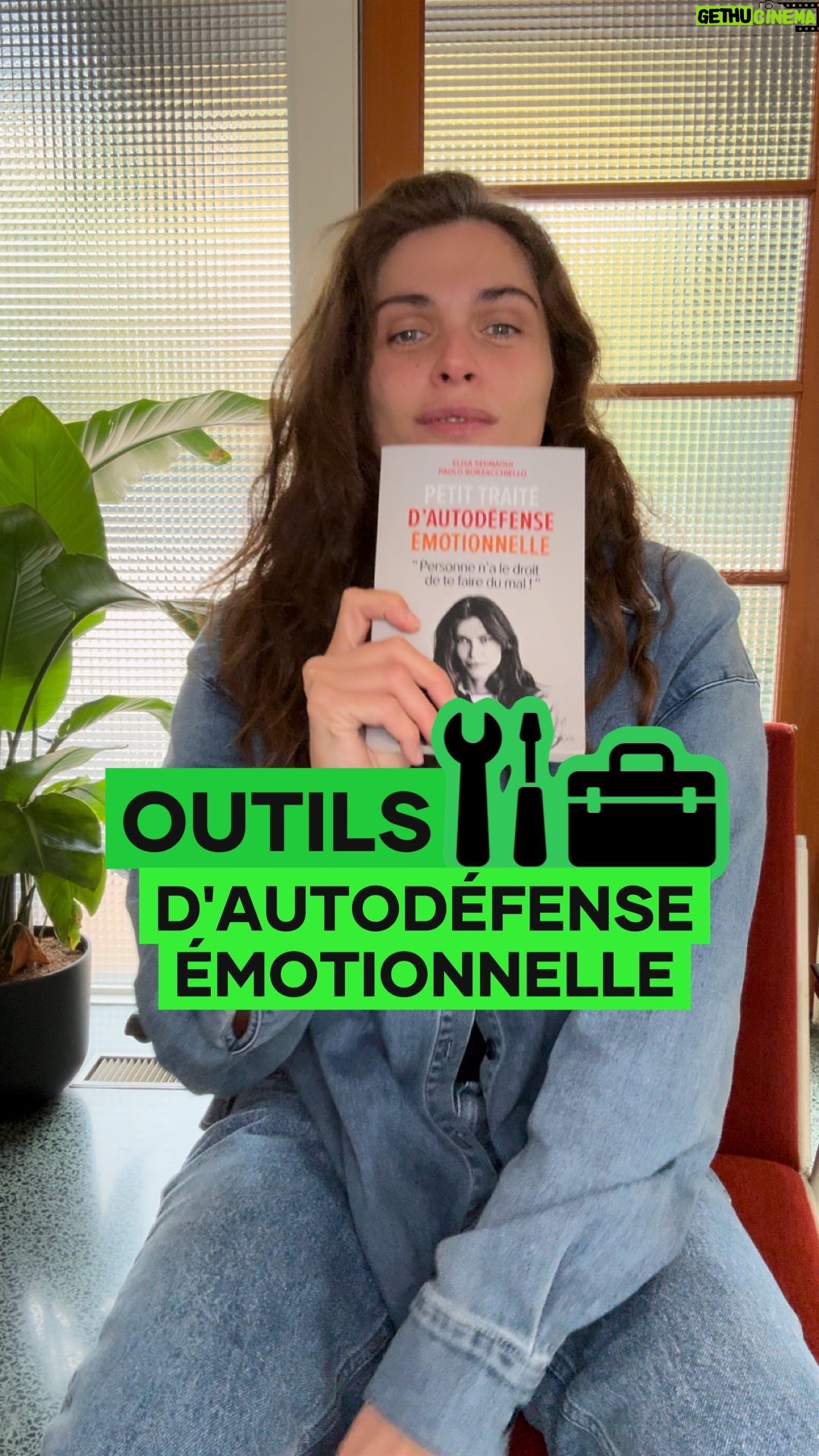 Elisa Sednaoui - 570 Likes - Un livre pour les jeunes, leur parents, pour enseignants/professeurs, et les adultes. Un livre avec une cible transversale et un lectorat diversifié. Les histories que je raconte de mon enfance sont vraies et elles sont partagés avec un but: fournir des outils concrets. Une livre qui traite de relation avec nous-mêmes, avec les autres, d’intelligence linguistique et d’empathie. Des diverses formes d’harcèlement, même les plus subtiles. Présenté sous la forme de mon journal intime, il inclut aussi des activités cognito-comportementales à la fin. Après être devenu un best seller en Italie, il sera en vente en France 🇫🇷 , Belgique 🇧🇪 et Suisse 🇨🇭 dans 5 jours exactement. Actuellement disponible en pré-commande sur Amazon.fr et @fnac_officiel. Publié par @editionsplon. @paolo.borzacchiello est un expert en intelligence linguistique et l’auteur de plusieurs bestsellers.