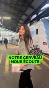 Elisa Sednaoui Instagram - Notre #cerveau nous écoute littéralement et produit des #hormones qui sont connectées aux mots qu’on choisit. Imaginons un monde où, au lieu d’attendre d’être adultes, l’on découvre ces outils dès le plus jeune âge. Qu’est-ce qui pourrait être possible ? Petit traité d’autodéfense émotionnelle, que j’ai co-écrit avec l’expert d’intelligence linguistique, @paolo.borzacchiello, publié par les @editionsplon, les offre sous la forme d’une narration de journal intime. Offrez-le aux jeunes qui vous entourent. #intelligencelinguistique #intelligenceemotionnelle