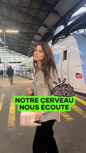 Elisa Sednaoui Instagram - Notre #cerveau nous écoute littéralement et produit des #hormones qui sont connectées aux mots qu’on choisit. Imaginons un monde où, au lieu d’attendre d’être adultes, l’on découvre ces outils dès le plus jeune âge. Qu’est-ce qui pourrait être possible ? Petit traité d’autodéfense émotionnelle, que j’ai co-écrit avec l’expert d’intelligence linguistique, @paolo.borzacchiello, publié par les @editionsplon, les offre sous la forme d’une narration de journal intime. Offrez-le aux jeunes qui vous entourent. #intelligencelinguistique #intelligenceemotionnelle