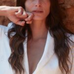 Elisa Sednaoui Instagram - Facial asymmetry is very common. Only 2% of the population is completely symmetric! Everyone has bad habits that can affect their face symmetry. Our daily bad habits can make this asymmetry worse over time. The first and best way to address it is to understand our daily bad habits and how we can change them. Only brush our hair with our right hand? What about when we brush our teeth, do we use always the same hand? Do we carry our bag only on our right shoulder? It all adds up. Head over to the BOVISAJ platform to learn more.