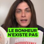 Elisa Sednaoui Instagram - « Le bonheur au fond, ça n’existe pas, ou plu-tôt, ça n’existe pas dans la version que nous vendent les livres mièvres et les séries télé pour ado dépressif. Le bonheur est juste la somme de beaucoup de beaux moments. Donc je ne sais pas si je suis heureux. Je fais de mon mieux pour avoir le plus de beaux moments possible. ». Un extrait de Petit Traité D’Autodéfense Émotionnelle @paolo.borzacchiello @editionsplon