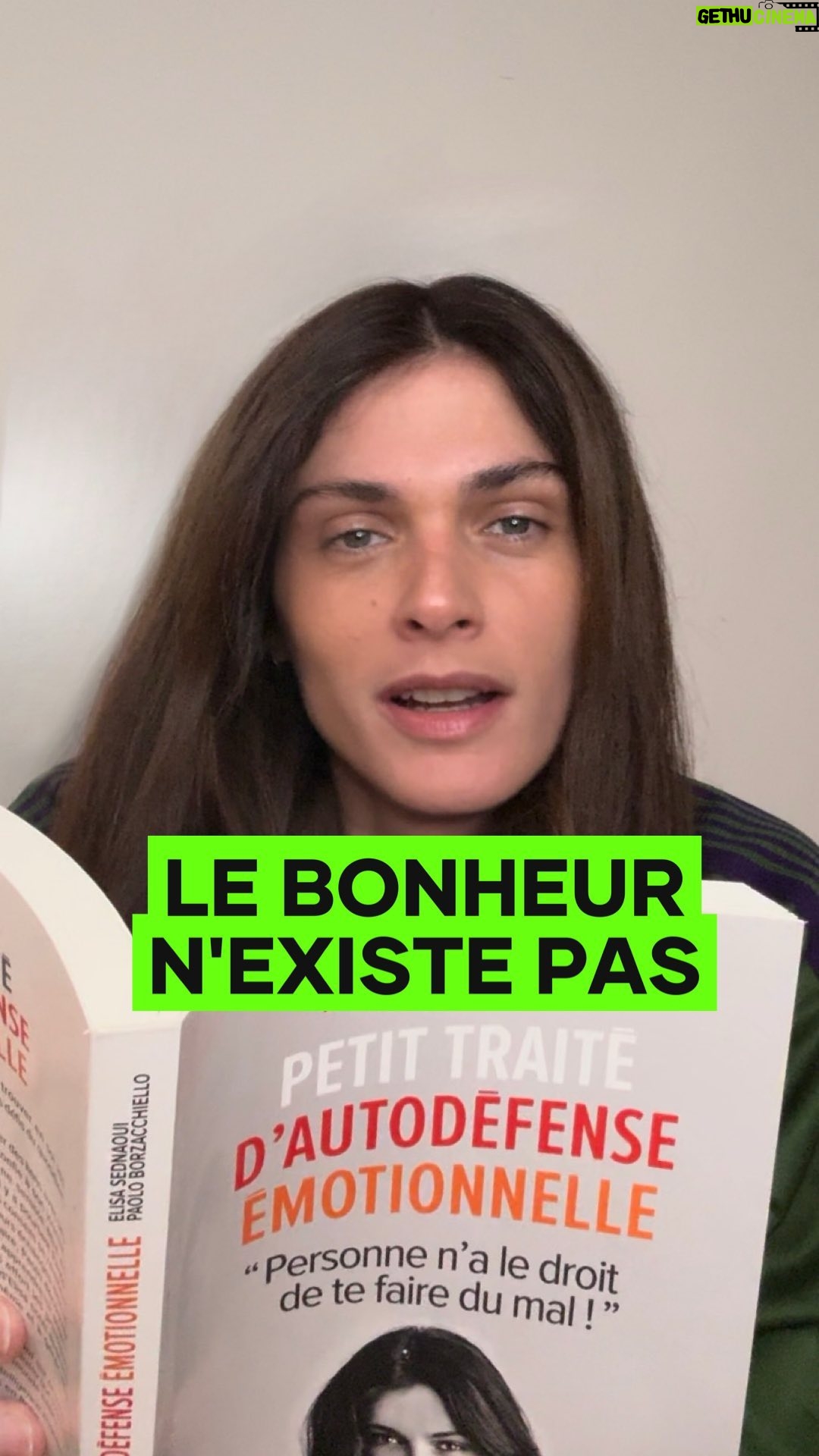 Elisa Sednaoui - 279 Likes - « Le bonheur au fond, ça n’existe pas, ou plu-tôt, ça n’existe pas dans la version que nous vendent les livres mièvres et les séries télé pour ado dépressif. Le bonheur est juste la somme de beaucoup de beaux moments. Donc je ne sais pas si je suis heureux. Je fais de mon mieux pour avoir le plus de beaux moments possible. ». Un extrait de Petit Traité D’Autodéfense Émotionnelle @paolo.borzacchiello @editionsplon