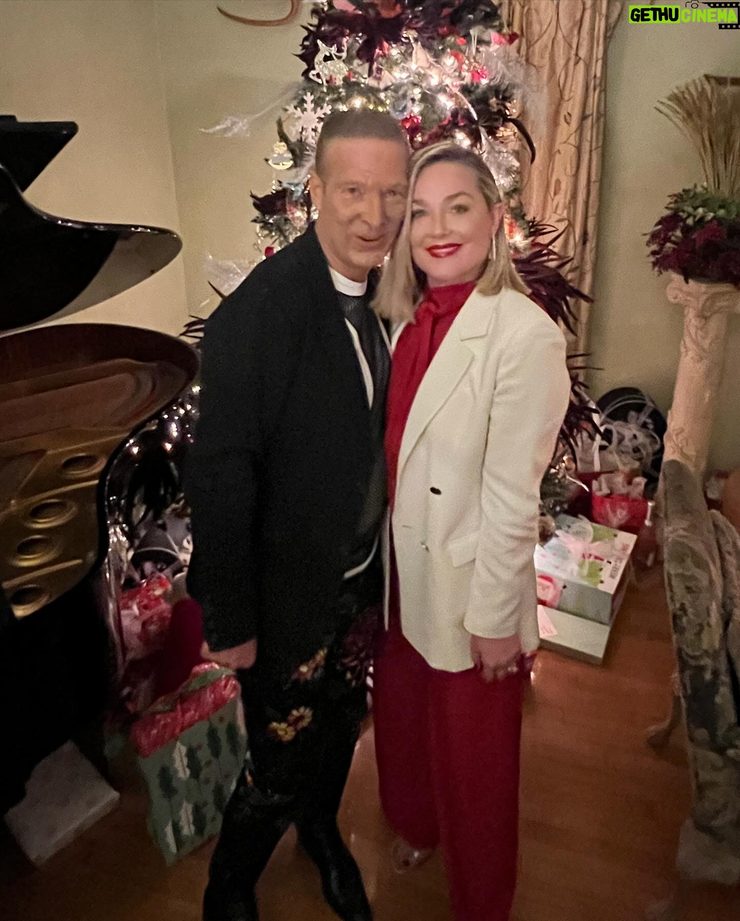 Elisabeth Röhm Instagram - Oh how I live for this JOY every year @lashfary ✨⚡️⭐️ Celebrating your birthday is tradition. I love it! I love you! I love Christmas! I love how you surround us with Christmas carols on your Bday. I love how you love us and bring together old friends and new. I love your food. Can we do this again next year? Oh, good!! 🔥💥🌈 Here’s to my ride or die and another year around the sun. Lucky me that I met you when I moved to LA at 23. ❤️🍾💋🥰☀️