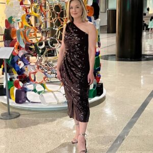 Elisabeth Röhm Instagram - Great night in Los Angeles tonight #thenightbefore Celebrating the Emmy’s ✨@mptf

Thanks @andygelb 💖

And thanks to my glam village…

🔥: @style_byjordan 
👗: @kayungernewyork
👠: @ingiliz_official