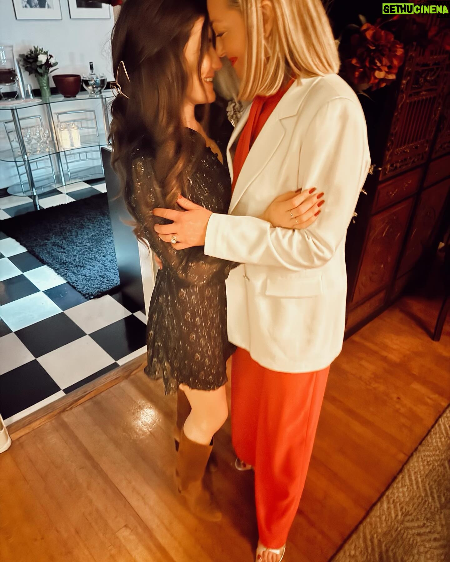 Elisabeth Röhm Instagram - Oh how I live for this JOY every year @lashfary ✨⚡️⭐️ Celebrating your birthday is tradition. I love it! I love you! I love Christmas! I love how you surround us with Christmas carols on your Bday. I love how you love us and bring together old friends and new. I love your food. Can we do this again next year? Oh, good!! 🔥💥🌈 Here’s to my ride or die and another year around the sun. Lucky me that I met you when I moved to LA at 23. ❤️🍾💋🥰☀️
