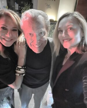 Elisabeth Röhm Instagram - Love a fun #rohmfeiferentertainment field trip w @karafeifer visiting our friend @therealalanhamel ❤️
