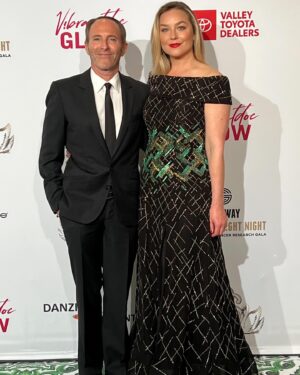 Elisabeth Röhm Instagram - What a spectacular night celebrating life, love and incredible scientific innovation to fight cancer with @glatzerama @celebfightnight Special thanks #quantumenergy You are our hero’s 💚 #cancerawareness #cancerresearch #gateway #quantumenergy 

Dress @fouychovcouture  @style_byjordan 💖