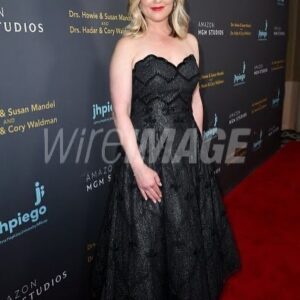 Elisabeth Röhm Instagram - Thank you @karafeifer for inviting me to share in a magical night learning about the great work of @jhpiego 

👗 @fouychocouture
👠 @camillagabrieli
👑 @cleanorigin