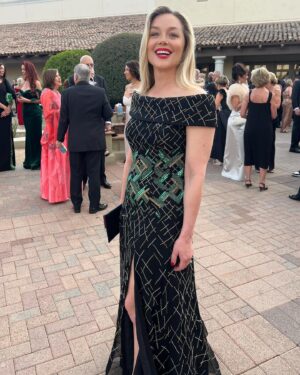Elisabeth Röhm Instagram - What a spectacular night celebrating life, love and incredible scientific innovation to fight cancer with @glatzerama @celebfightnight Special thanks #quantumenergy You are our hero’s 💚 #cancerawareness #cancerresearch #gateway #quantumenergy 

Dress @fouychovcouture  @style_byjordan 💖