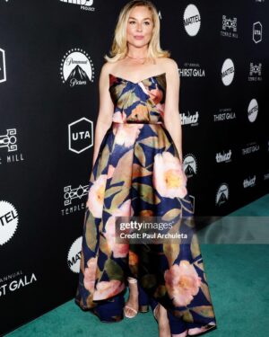 Elisabeth Röhm Instagram - Thanks @robbiebrenner for inviting us @glatzerama to your passion project 🩵@thirstproject with @mattel 🩷supporting 💙 Such a meaningful night celebrating and raising funds for the great work of @thirstproject @sethmaxwell1 💦 🙏🩵

Styling @style_byjordan 
Dress @theiacouture 
Shoes @alevimilano