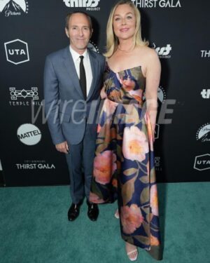 Elisabeth Röhm Instagram - Thanks @robbiebrenner for inviting us @glatzerama to your passion project 🩵@thirstproject with @mattel 🩷supporting 💙 Such a meaningful night celebrating and raising funds for the great work of @thirstproject @sethmaxwell1 💦 🙏🩵

Styling @style_byjordan 
Dress @theiacouture 
Shoes @alevimilano