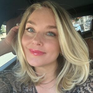 Elisabeth Röhm Instagram - Thanks @roilsalon @amandageorgeroil @cleencuts ❤️💋