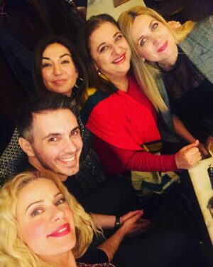Elisavet Konstantinidou Instagram - Χρόνια πολλά και ομορφα!!!#friends #nightout #athens