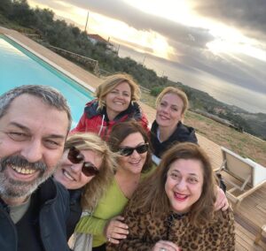 Elisavet Konstantinidou Instagram - Στιγμές χαράς με αγαπημένους φίλους!!!
@christos_chatzipanagiotis @maria_kavogianni_official 
@zeta_makripoulia_official @vickystavropoulouofficial @ornelalouti 
#actresslife #friends #actors #greekartists #santovaron