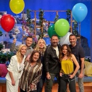 Elisavet Konstantinidou Instagram - Celebrity game night με την αγαπημένη μας Σμαραγδα! Βρεθήκαμε μετά απο καιρό όλοι μαζί! Ο καιρός είναι σχετικός αν κάτι βαθύτερο σε ενώνει! Ήταν σαν χθες!