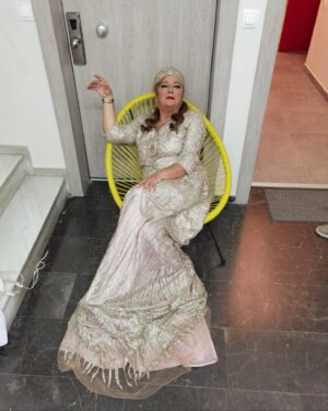Elisavet Konstantinidou Instagram - Συμπεθεροι απ’τα Τιρανα! Ναι θα το δείτε κι αυτό!!!
#mua @lena88kar  #hairstyle @giorgoskatsiginis