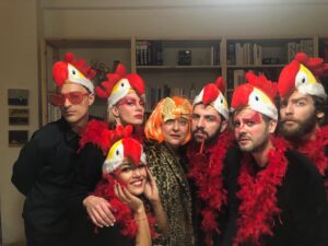 Elisavet Konstantinidou Instagram - Τι γυρεύει η γάτα στο κοτέτσι?