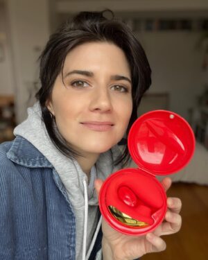 Elise Bauman Instagram - 🔥🎁🚨 GIVEAWAY ALERT 🚨🎁🔥 

I’ve teamed up with @bellesaco for a holiday good vibe giveaway! EVERYONE who signs up receives fun gifts and goodies to your inbox from me and @bellesaco all month long, and all you have to do is:

🔗Click the link in my bio 
💻Type in your email 
✉️Check your inbox to see your gift

We all know the holidays can be ~stressful~ so tag a friend who you think deserves a lil pick me up 

100% discreet shipping & billing 

Fun Fact: Did you know it is rumoured that Cleopatra invented the first vibrator by filling an empty gourd with angry bees? Luckily, we have come a long way since then, and @bellesaco has some innovative technology to their toys, like with the AirVibe pictured here. 

Enjoy! Buzz Buzz 🐝 

#Sponsored #Bellesapartner