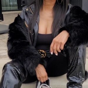 Elise Neal Instagram - Me: after watching #diarrafromdetroit 🎬 ( thinking I should go out and try to  solve a few mysteries myself 👀 😄 ) But definately should just watch show instead! Check it out yall 👍🏽 👏🏽👏🏽
Now streaming on @betplus
#diarrakilpatrick #morrischestnut #phyliciarashard #dominqueperry