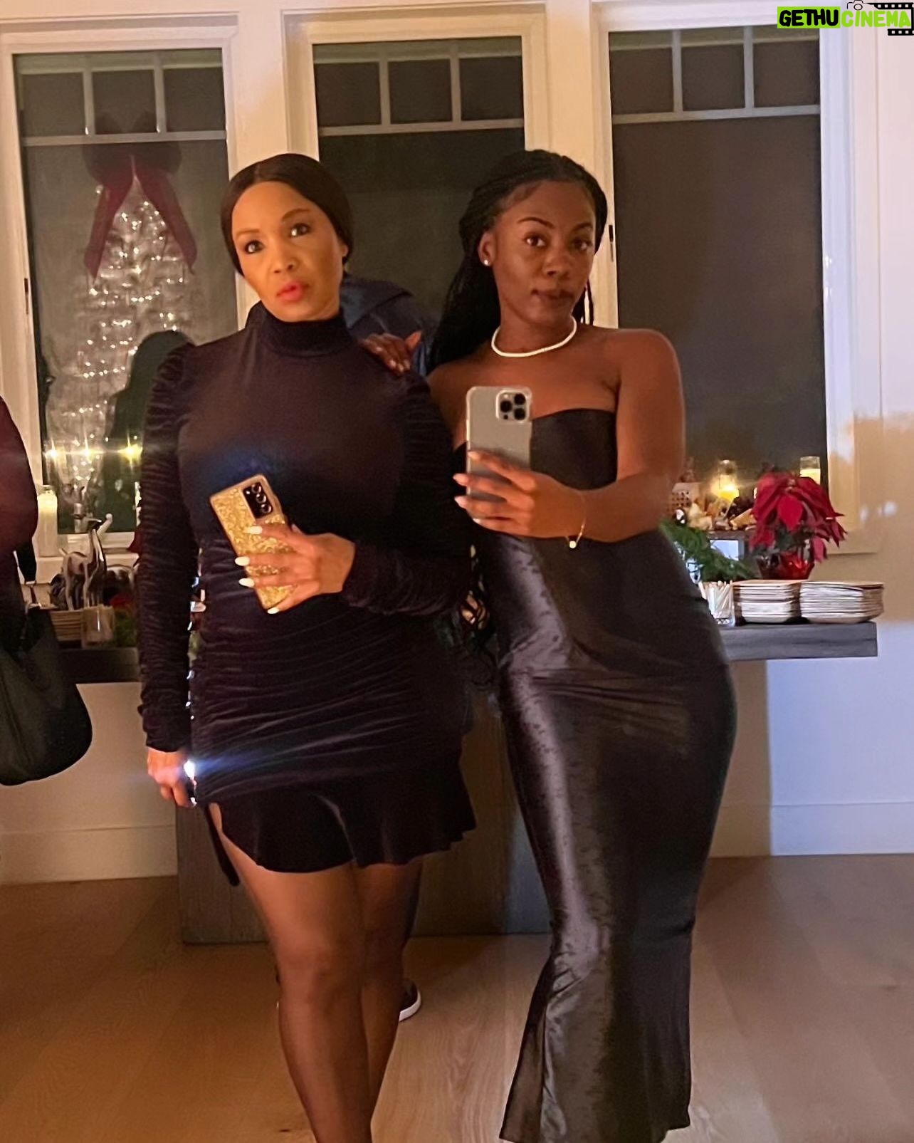 Elise Neal Instagram - Planned this LA trip perfectly 🎄 Just in time for #thebabbs holiday party 🥳 Such a fun night catching up with so many of my favorite people ! ( highlight of the night was meeting the music legend @babyface ) 🎄 tis the season 🎄 #holidayparties & #hotchocolate 🎅🏽